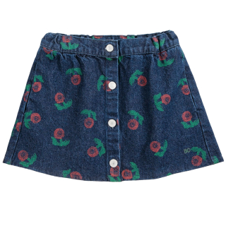 Bobo Choses Rok Stamp Bloom Blauw van denim met rode bloemen, groene blaadjes en knopen aan de voorkant
