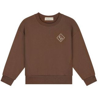 Charlie Petite Sweater Pepe Brown CP Logo met geborduurd logo op de borst, voorkant van de bruine unisex sweater.