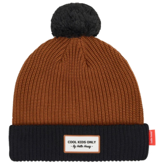 Hello Hossy Muts Bruin Zwart Pom Block Blacky met zwarte pompon, omslagrand en Cool Kids Only patch.