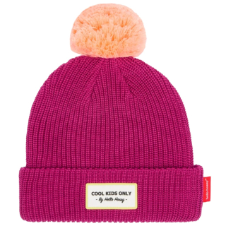 Hello Hossy Muts Paars Roze Pom Block Purple gedragen met dieppaarse omslagrand, roze pompon en Cool Kids Only patch.
