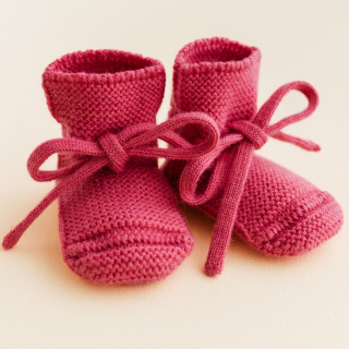 Paar roze HVID Slofjes Booties Lollipop van merinowol met omgeslagen boorden en geknoopte strikkoorden.