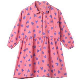Lotiekids meisjesjurk met roze ondergrond, blauwe hartjesprint en gerimpelde rok vanaf de taille.