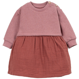 Play Up Jurk Roze Baby met lange mouwen, houten schouderknoopjes en geplooide rok in warme rozetinten.