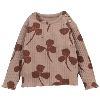 Play Up Longsleeve Bloemenprint Bruin Baby met warme bloemenprint, verticale ribstructuur en houten schouderknoopjes.