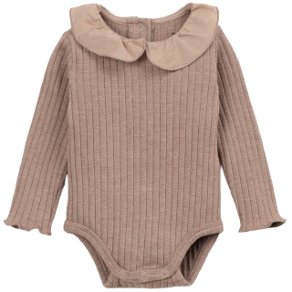 Play Up Romper Rib Met Kraag Bruin met lange mouwen, ribstructuur en grote kraag.