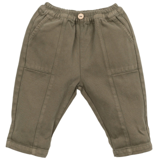 Play Up Broek Groen Baby met elastische taille, naturel knoopdetail, steekzakken en zichtbare deelnaden.