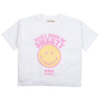 The New Society T-shirt crème met roze Sweety Smiley print, korte mouwen, ronde hals en grote smiley op de voorkant van zacht katoen