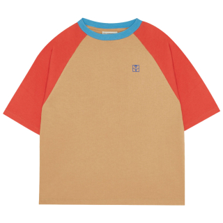 The Campamento T-shirt bruin met rode mouwen en blauwe halsboord voor kinderen