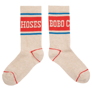 Beige Bobo Choses sokken met rode logoband, witte letters en blauwe strepen
