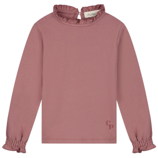 Voorkant van de Charlie Petite Longsleeve Juniper Pink Ruches met sierlijke ruches langs de hals en subtiel geborduurd CP-logo.