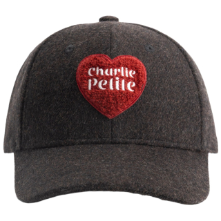Charlie Petite Pet Solange Dark Brown Hart met bordeaux hartapplicatie en Charlie Petite-logo op de voorkant.