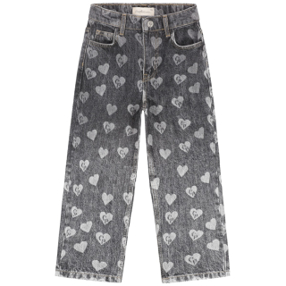 Charlie Petite Isae Jeans Black Stone Washed Hartjes voor meisjes, voorkant van de wide leg spijkerbroek met all-over hartjesprint.