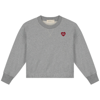 Charlie Petite Sweater Sara Grey Melange Hart voor meisjes, voorkant van de grijze sweater met hartdetail op de borst.