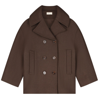 Vooraanzicht van de Charlie Petite Winterjas Sophie Dark Brown met dubbele knopen, steekzakken en klassieke pasvorm.