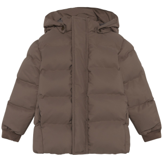 Voorkant van de En Fant Winterjas Pine Bark Bruin, Jacket Quilt Solid model 240459 in kleur 2410 Pine Bark met afneembare capuchon.