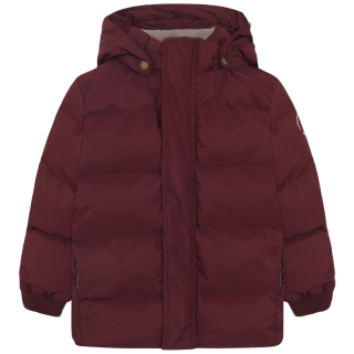 Voorkant van de En Fant Winterjas Port Royale Rood model 240459 in kleur 5098 Port Royale met afneembare capuchon.