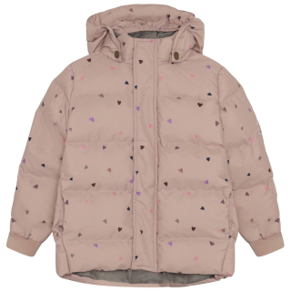 Vooraanzicht van de Enfant Winterjas Adobe Rose Roze Hartjes model 240458 in kleur 5508 Adobe Rose met afneembare capuchon, ritssluiting en all-over hartjesprint.