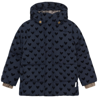 Vooraanzicht van de En Fant Winterjas Parisian Night Blauw Hartjes model 240456 in kleur 7021 met zwarte flock hartjes en afneembare capuchon.