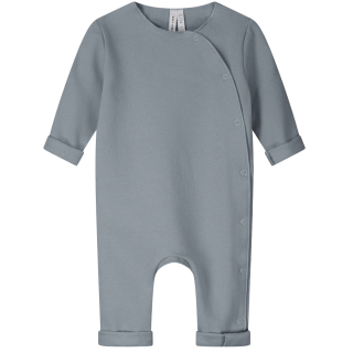 Gray Label boxpak grijs stone grey, voorkant met diagonale overslag, drukknoopsluiting en omgeslagen mouw- en pijpboorden van biologisch katoen