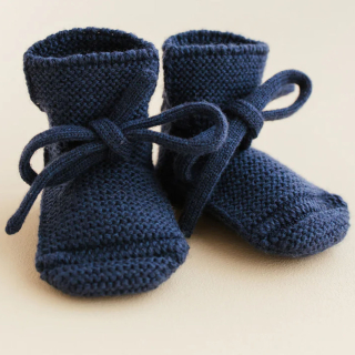 hvid booties blue merinowollen babyslofjes voorkant striksluiting detail