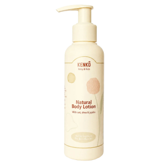 Crèmekleurige pompflacon Kenkô Baby & Kids - Natural Body Lotion met haver, shea en jojoba op een witte achtergrond.