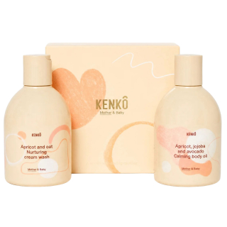 Twee beige flessen uit de Kenkô Giftset - Love Letter To the Mother met lichaamsolie en cream wash voor de bijpassende geschenkdoos.