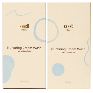 Twee crèmekleurige verpakkingen van de Kenkô Mama & Baby - Cream Wash Set, één voor moeder en één voor baby, met blauwe en roze lijnillustraties.