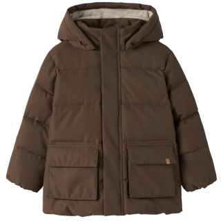 Lil' Atelier winterjas bruin Dark Earth voor jongens met gewatteerd pufferdesign, capuchon en grote opgestikte zakken aan de voorkant.