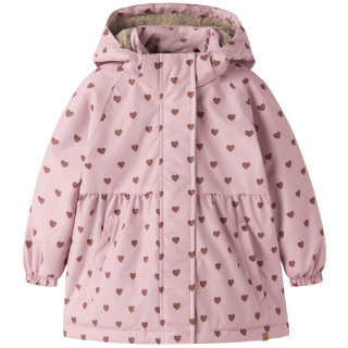Voorkant van de Lil' Atelier nmflasnow05 winterjas in Zephyr Hearts met bruine hartjes, capuchon, zijzakken en elastische manchetten.