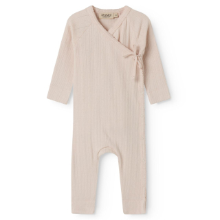 MarMar Copenhagen boxpak roze rib misty pink met overslagsluiting en lange mouwen, zachte baby onesie voor pasgeboren baby’s.