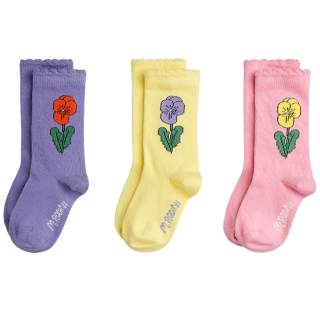 Mini Rodini Violas 3-Pack Socks met drie verschillende ontwerpen in paars, geel en roze, elk voorzien van een kleurrijke Violas-bloem op de schacht.