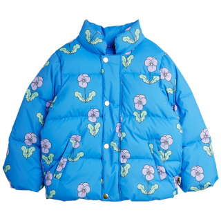 Mini Rodini Violas AOP City Puffer in blauw met een all-over print van paarse Viola-bloemen, hoge kraag en gewatteerde afwerking.