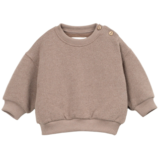 Play Up Sweater Bruin Baby met ronde hals, houten schouderknoopjes en geribde boorden.