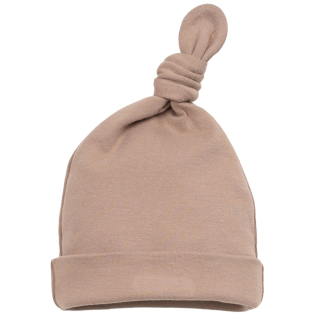 Play Up Babymuts Met Knoopdetail Bruin met omslagrand en geknoopt detail bovenop.