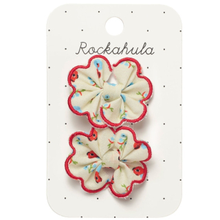 Set van twee Rockahula Martha Ditsy haarclips met bloemenprint, rode schulprand en gouden klemmen.