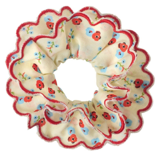 Rockahula Martha Ditsy scrunchie in creme met bloemenprint en een rode geschulpte rand.