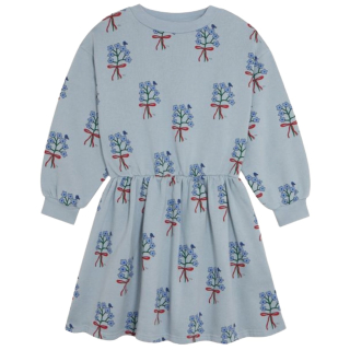 Voorkant van de The Campamento Bouquets Light Blue Dress in lichtblauw met bloemenboeketten en rode strikjes voor meisjes.