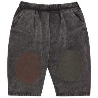 Voorkant van de The Campamento Bicolor Patches Baby Trousers in grijs denim met opvallende tweekleurige kniestukken voor baby's en peuters.