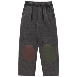 Voorkant van de The Campamento Bicolor Patches Denim Trousers in grijs met contrasterende kniepatches en elastische tailleband voor jongens.