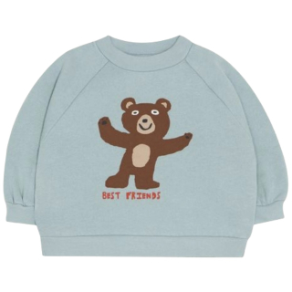Voorkant van de The Campamento Bear Baby Sweatshirt in lichtblauw met een vrolijke berenprint voor baby's en peuters.