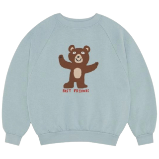 Voorkant van de The Campamento Bear Light Blue Sweatshirt in lichtblauw met een vriendelijke berenprint en de tekst "Best Friends" voor jongens en meisjes.