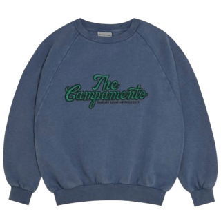 Voorkant van de The Campamento Blue Sweatshirt in blauw met geborduurd The Campamento-logo en comfortabele oversized pasvorm voor jongens en meisjes.