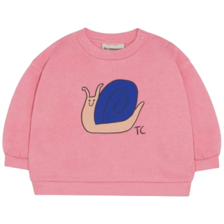 Voorkant van de The Campamento Snaik Baby Sweatshirt in roze met een vrolijke slakkenprint, blauwe schelp en schouderknoop voor baby's en peuters.