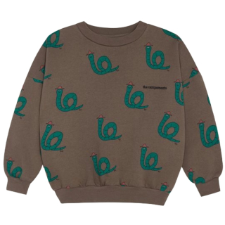 Voorkant van de The Campamento Snakes Brown Sweatshirt voor jongens in bruin met grappige all-over slangenprint en oversized pasvorm.
