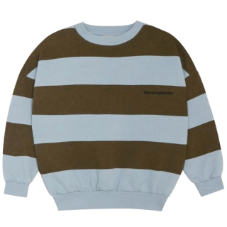 Voorkant van de The Campamento Green Stripes Sweatshirt voor jongens met brede groen en lichtblauwe strepen en een comfortabele oversized pasvorm.
