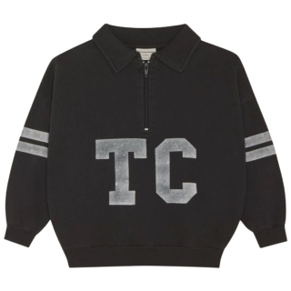 The Campamento TC Bands Sweatshirt voor jongens in zwart met grijze TC-print, halve ritssluiting en sportieve strepen op de mouwen.