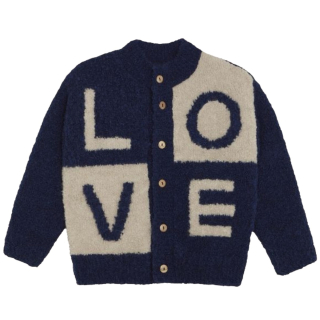 The Campamento Love Blue Cardigan blauw met ecru LOVE-breipatroon aan de voorkant, knoopsluiting en comfortabele oversized pasvorm.