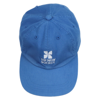 The New Society Pet Blauw met gebogen klep, geborduurd logo, zes-panel ontwerp en comfortabele katoenen pasvorm