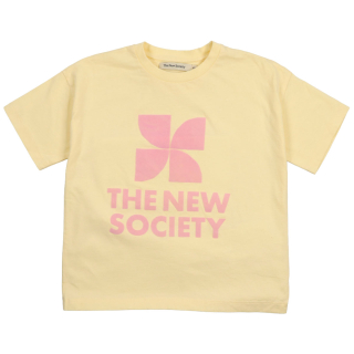 The New Society T-shirt Geel productfoto, roze The New Society logo print op de borst, ronde hals, korte mouwen en hoogwaardige katoenen stof