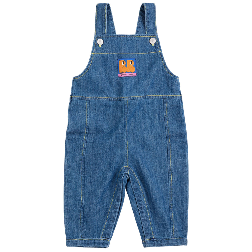 Blauwe Bobo Choses Booo Bo Tag denim tuinbroek voor baby’s met kleurrijke logopatch

